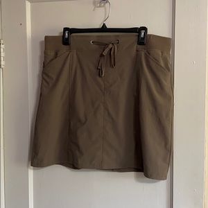Women’s skort with pockets and tie waist. Taupe.